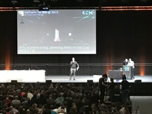 Fragt nach Leuchtdildos! Hier in Saal 1, 35C3